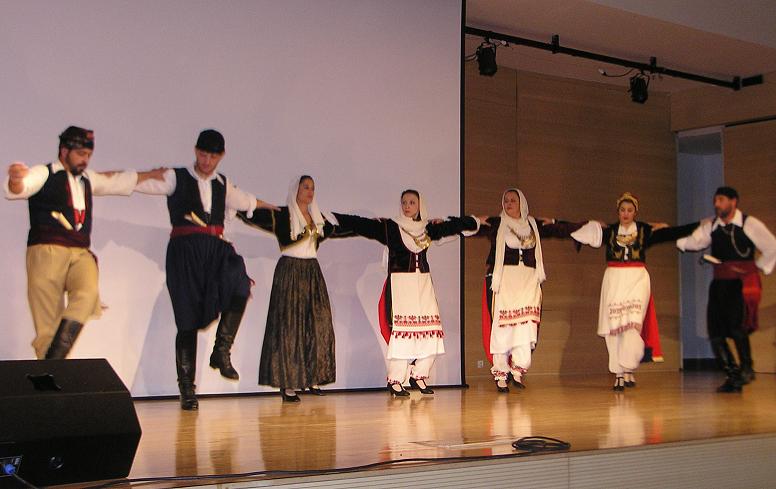 İstiklal Caddesinde Girit'ten geleneksel müzik ve danslar